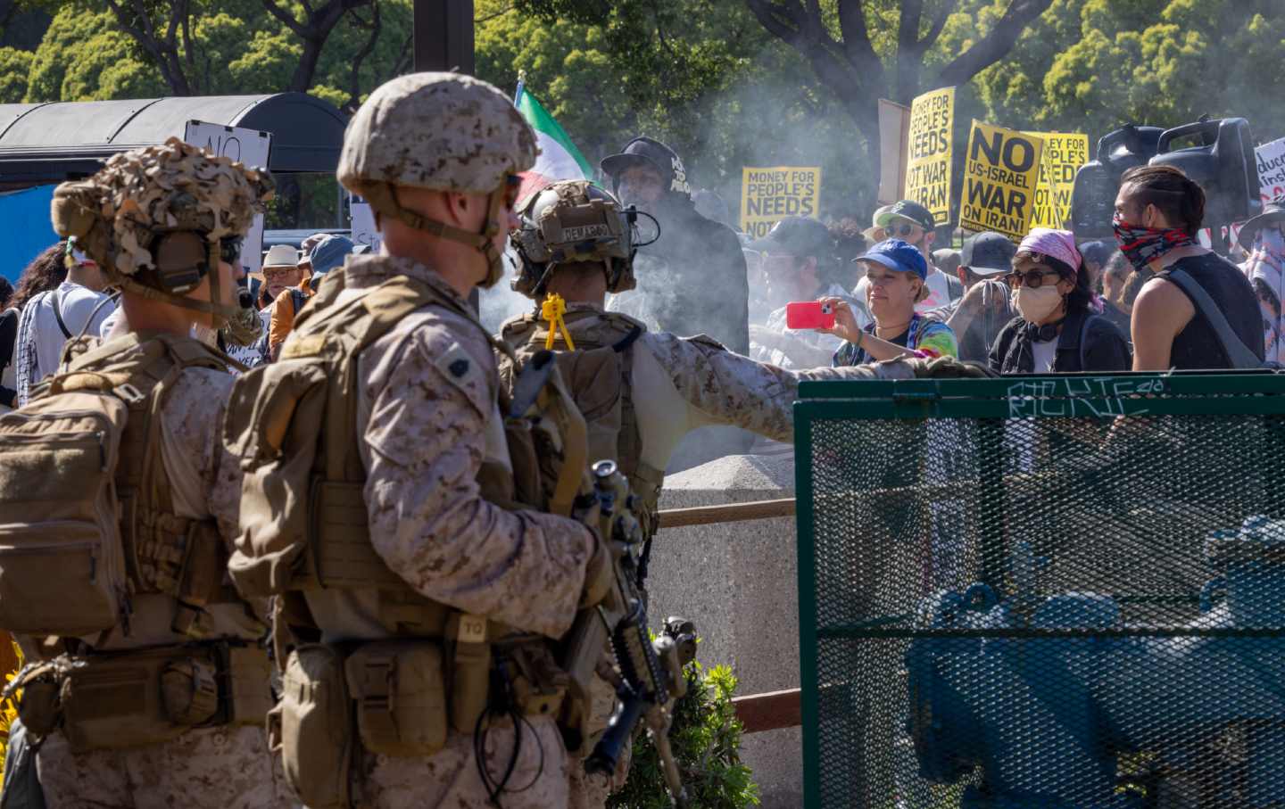 Para pengunjuk rasa anti-perang berunjuk rasa di Los Angeles pada 22 Juni setelah pemerintahan Trump mengebom Iran dengan serangan pembom B-2 terbesar dalam sejarah AS.