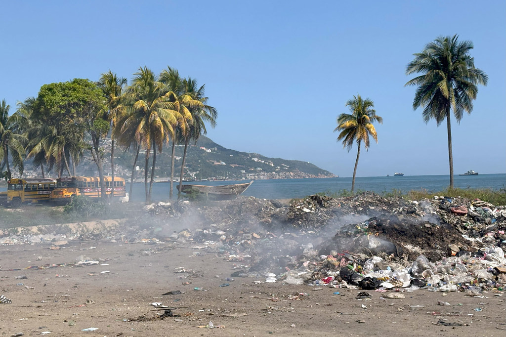 Sampah terbakar di pantai Haiti. Sampah terbakar di pantai Haiti.