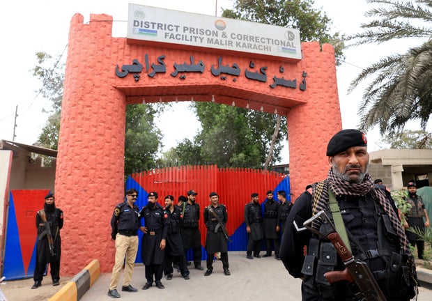 Tentara paramiliter berdiri di luar penjara distrik Malir setelah puluhan tahanan melarikan diri dari penjara di pinggiran Karachi 