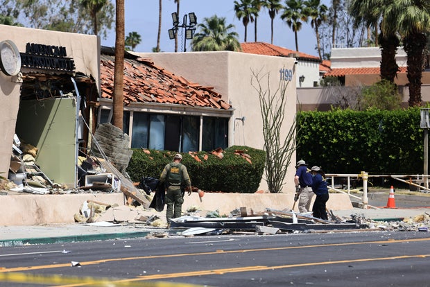 FBI dan personel penegak hukum lainnya mengumpulkan bukti sehari setelah sebuah bom meledak di dekat fasilitas kesehatan reproduksi di Palm Springs, California, 18 Mei 2025. 
