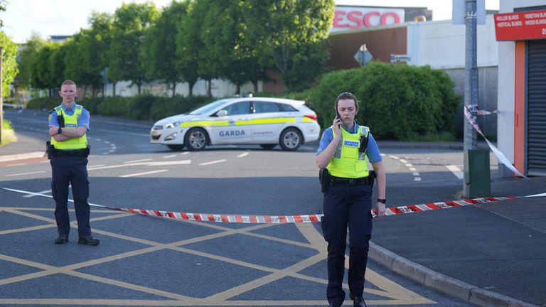 Garda dekat dengan tempat kejadian di Fairgreen Shopping Centre, Carlow, di mana seorang pria diketahui telah meninggal setelah insiden penembakan. Kantor berita PA memahami bahwa luka orang yang meninggal itu disebabkan oleh diri sendiri. Tanggal gambar: Minggu 1 Juni 2025. Foto PA. Gardai mengatakan mereka telah menghadiri tempat kejadian setelah alarm dibunyikan sesaat sebelum pukul 18.15. Lihat cerita PA Irlandia Carlow. Kredit foto harus berbunyi: Niall Carson/PA Wire                     