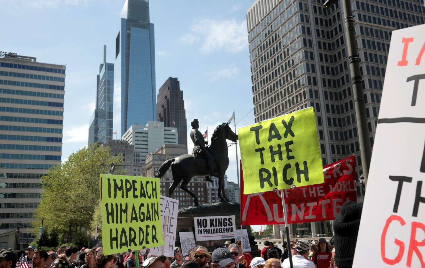 Para pendukung berkumpul pada May Day di Balai Kota di Philadelphia, Pennsylvania, di mana Senator Bernie Sanders mengadakan rapat umum di sepanjang Fighting Oligarchy Tour-nya.