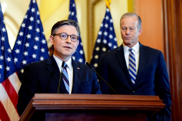 Ketua DPR Mike Johnson dan Pemimpin Mayoritas Senat John Thune selama konferensi pers di Capitol AS di Washington, DC, pada hari Kamis, 10 April 2025.  