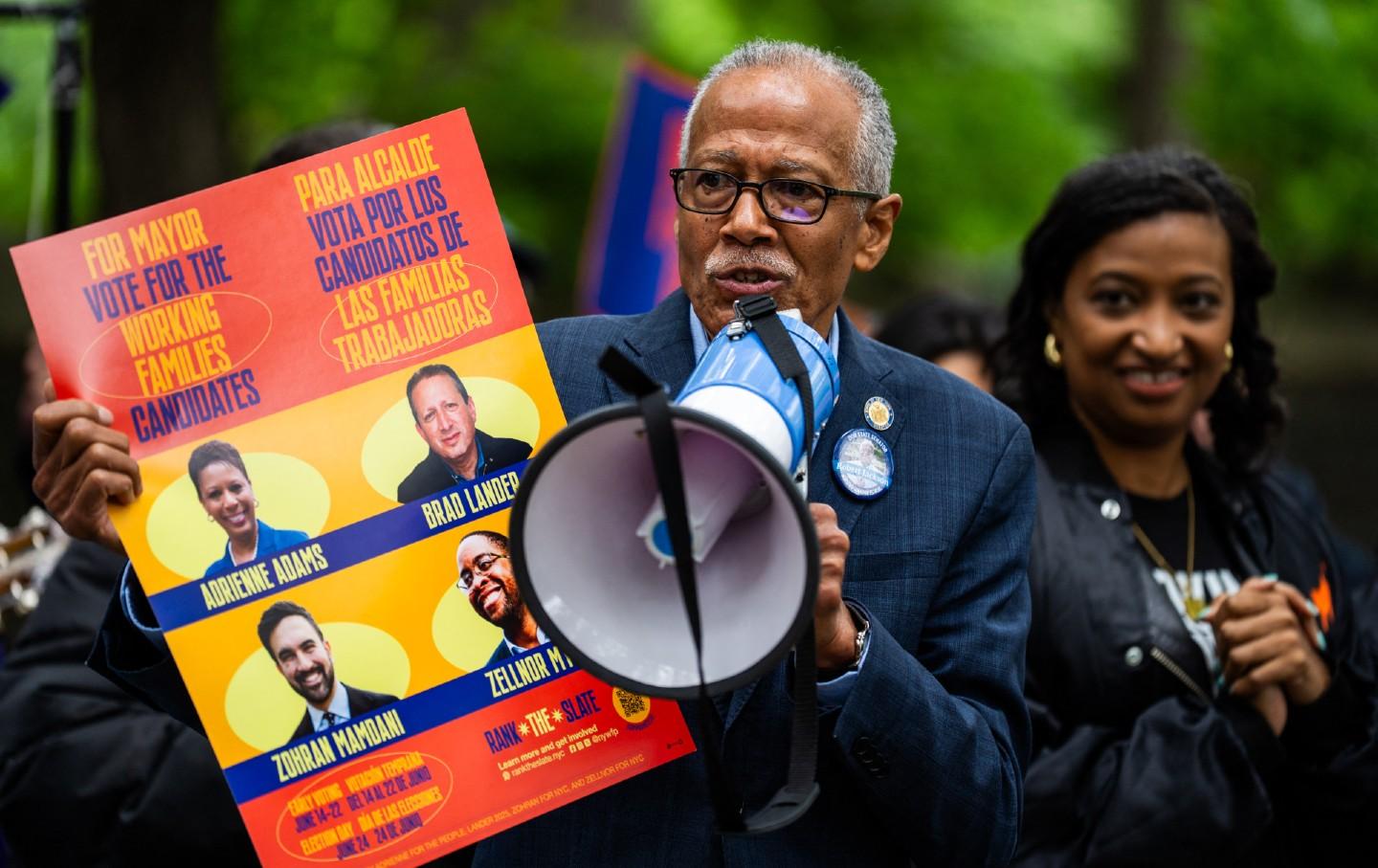 Senator Negara Bagian Robert Jackson memegang selebaran kampanye yang mendukung kandidat walikota Partai Keluarga Pekerja selama rapat umum di Brooklyn, New York.