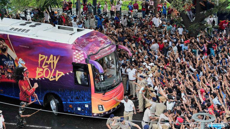 Penggemar bersorak saat bus yang membawa pemain kriket Royal Challengers Bengaluru tiba di Stadion M. Chinnaswamy. Foto: AP