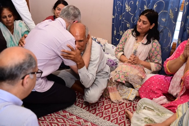 Ketua Menteri Wilayah Omar Abdullah menghibur kefalihan seorang Pejabat Pemerintah yang tewas karena penembakan Pakistan pada 10 Mei di Kashmir.