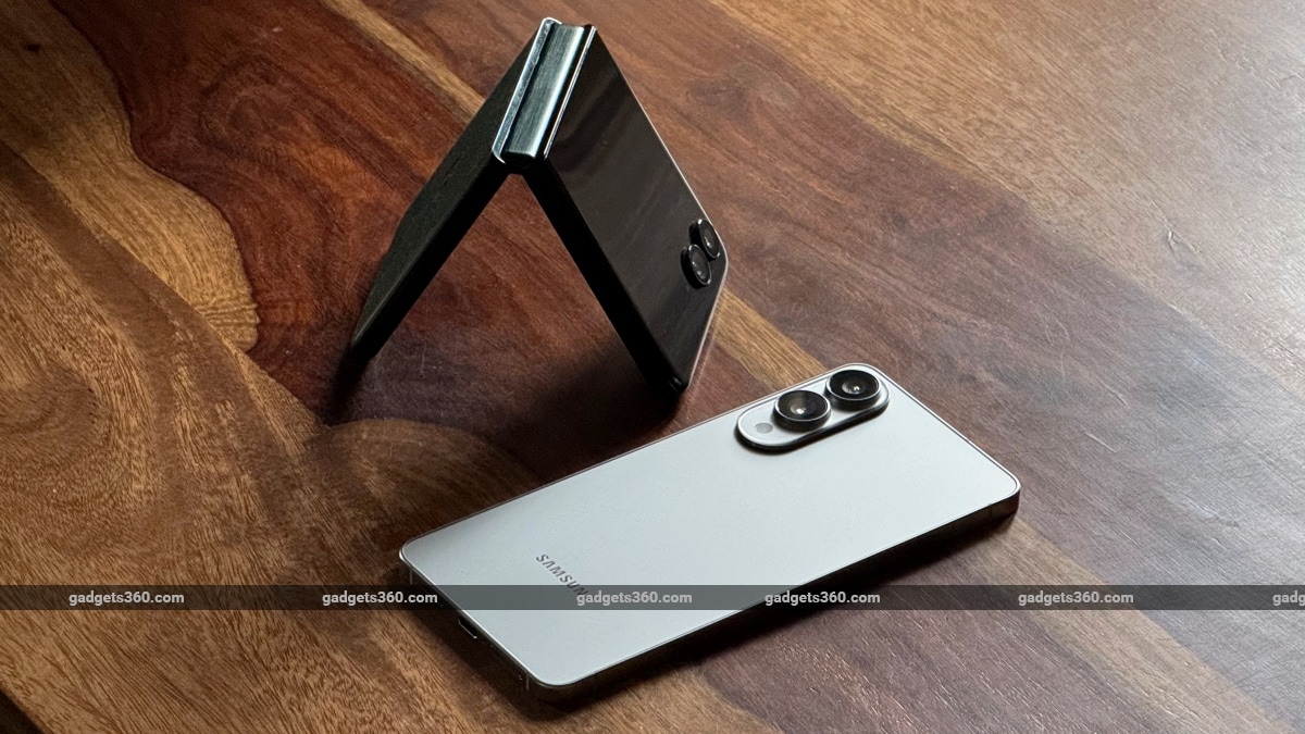 Samsung Galaxy S25 Edge vs Razr 60 Ultra Gadgets 360 SamsungGalaxyS25Edge Samsung