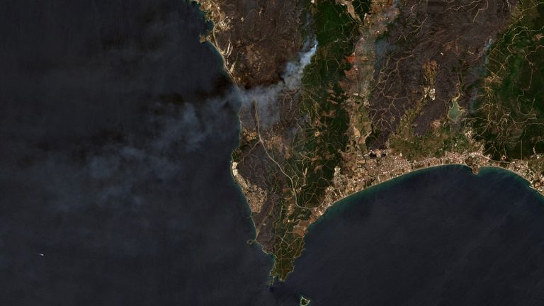 Sebuah citra satelit menunjukkan asap membubung akibat kebakaran di Provinsi Izmir Barat, Turki, 30 Juni 2025. Foto: Reuters