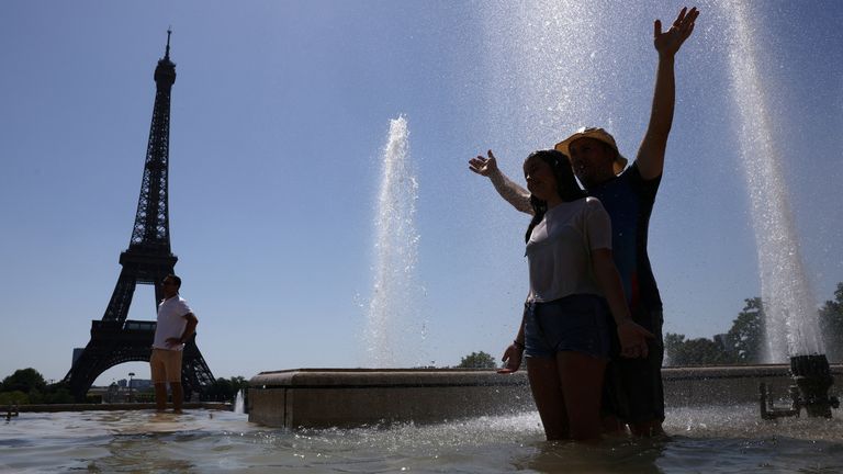 Wisatawan mendinginkan diri di Air Mancur Trocadero di sebelah Menara Eiffel saat gelombang panas awal musim panas melanda Paris, Prancis, 1 Juli 2025. REUTERS/T