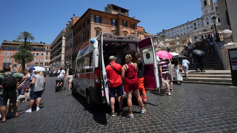Paramedis memberikan bantuan di sebelah Tangga Spanyol, di Roma, Italia, Selasa, 1 Juli 2025. (AP Photo/Andrew Medichini)