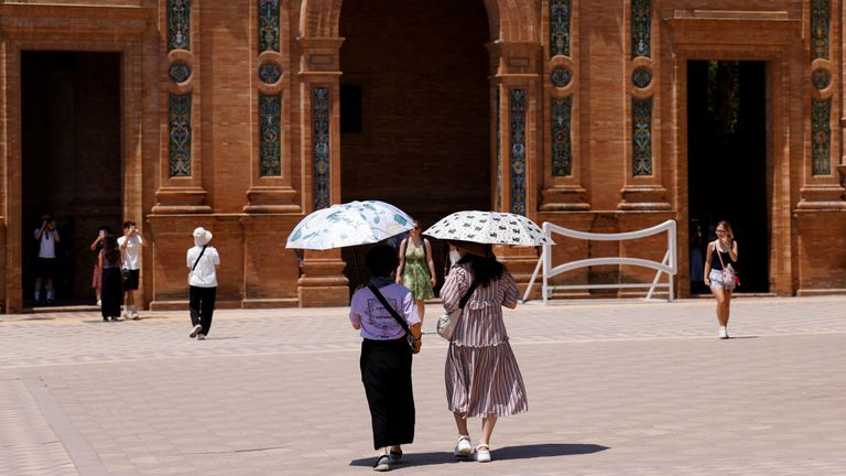   gelombang panas di Seville, Spanyol, 1 Juli 2025. REUTERS/Marcelo del Pozo