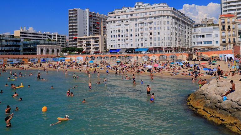Orang-orang berjemur berenang di Pantai Catalan pada hari musim panas yang cerah dan hangat di Marseille pada 1 Juli Foto: Reuters