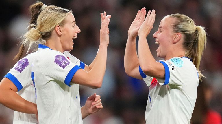 Chloe Kelly merayakan bersama Beth Mead, kanan, setelah mencetak gol keenam timnya di Stadion Wembley, London, Jumat, 30 Mei 2025. AP