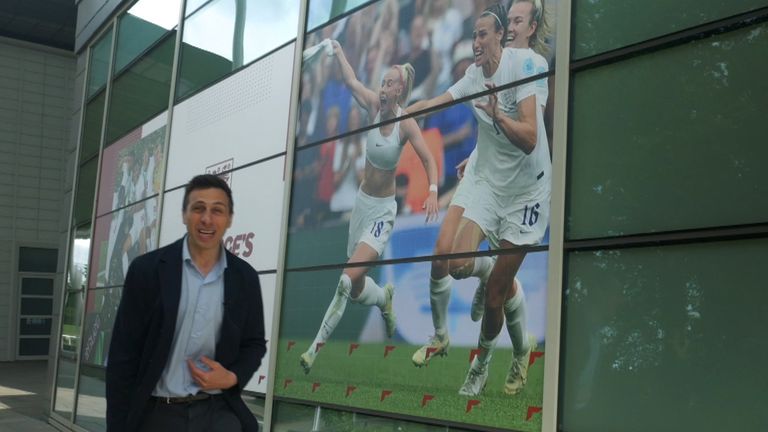 Rob Harris dari Sky berbicara dengan Manajer Lionesses Sarina Wiegman saat skuad Inggris Euro 2025 disebutkan.