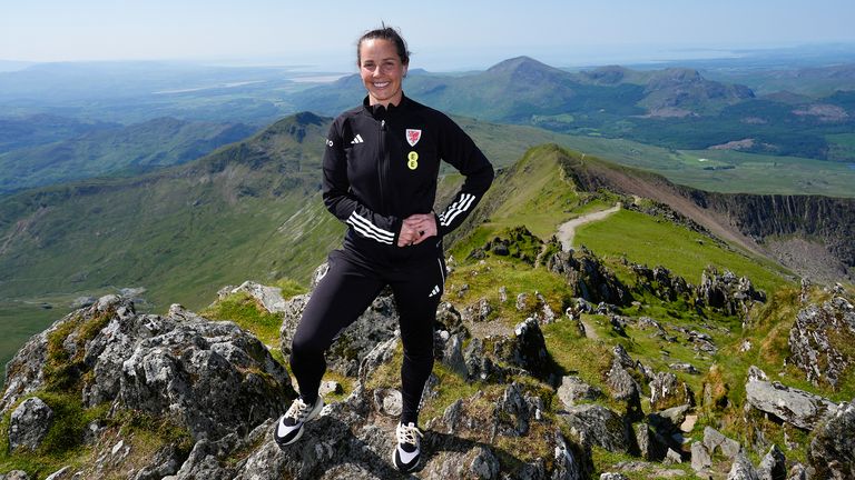 Pelatih kepala Wales Rhian Wilkinson menyusul konferensi pers pengumuman skuad di puncak Yr Wyddfa di Snowdonia. Foto: PA