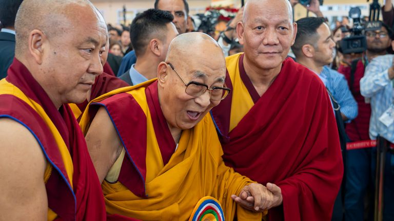Para biksu membantu Dalai Lama selama perayaan ulang tahunnya yang ke-90 pada tanggal 30 Juni. Foto: AP
