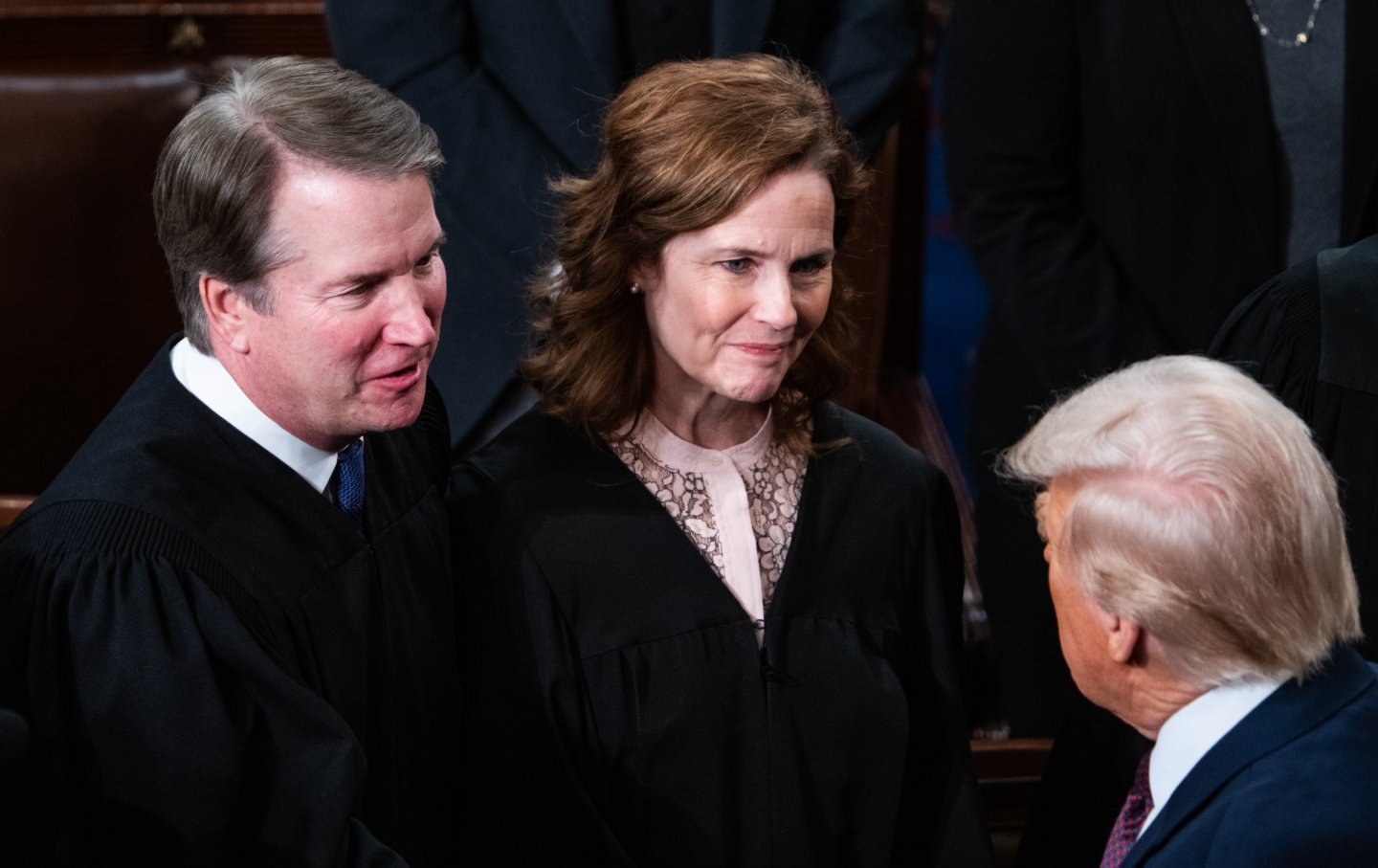 Hakim Agung Brett Kavanaugh dan Amy Coney Barrett menyapa Presiden Donald Trump setelah pidatonya di sesi bersama Kongres di Kamar DPR Capitol AS pada hari Selasa, 4 Maret 2025.