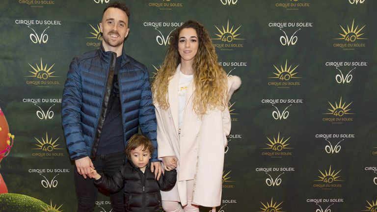 Diogo Jota. dan keluarga sebelum menonton Cirque du Soleil pada tahun 20204. Foto: Jason Sheldon/Shutterstock 
