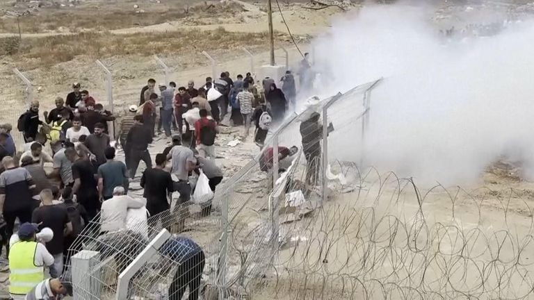 Warga Palestina yang menyebar dari gas air mata menembakkan ke lokasi distribusi bantuan di Gaza. Foto: AP