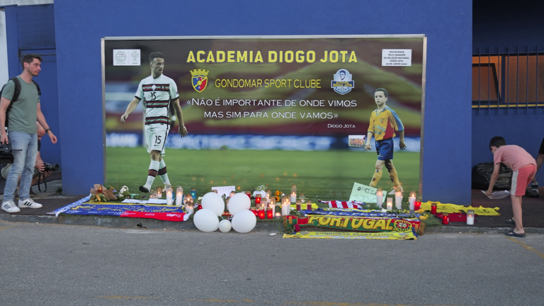 Orang-orang memberi penghormatan kepada Diogo Jota di Gondomar SC di Portugal - klub sepak bola tempat dia memulai