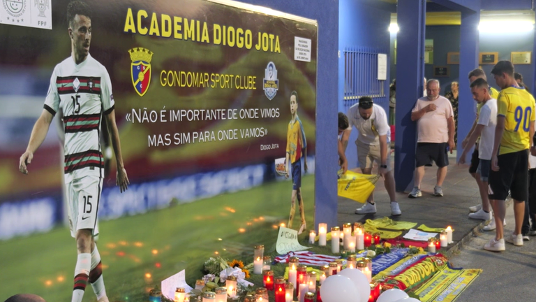 Orang-orang memberi penghormatan kepada Diogo Jota di Gondomar SC di Portugal - klub sepak bola tempat dia memulai
