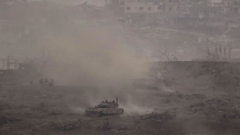 Sebuah tank tentara Israel maju di Jalur Gaza, seperti yang terlihat dari Israel selatan. Foto: AP/Leo Correa
