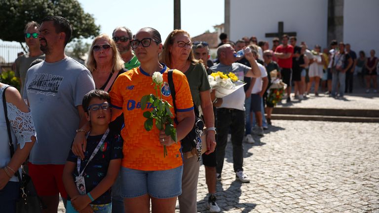 Orang-orang menunggu untuk memberikan penghormatan mereka selama bangun untuk Jota dan Silva pada hari Jumat. Foto: Reuters/Pedro Nunes