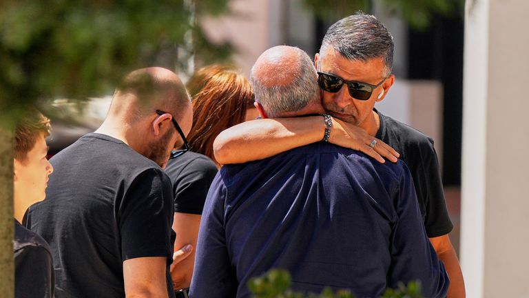 Joaquim, tengah, ayah dari penyerang Liverpool Diogo Jota dan saudara laki-lakinya, dipeluk di sebuah gereja di mana jenazah mereka telah dibawa untuk bangun dan pemakaman, di Gondomar, dekat Porto, Portugal, pada hari Jumat, 4 Juli 2025. (AP Photo/Manu Fernandez)