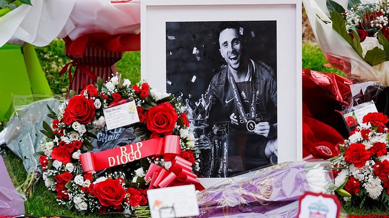 Penghormatan di Stadion Anfield, kandang Liverpool, untuk mengenang Diogo Jota. Foto: PA