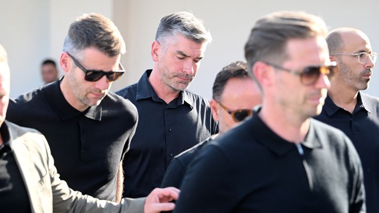 Direktur olahraga Liverpool Richard Hughes (tengah) setelah Diogo Jota. Foto: PA