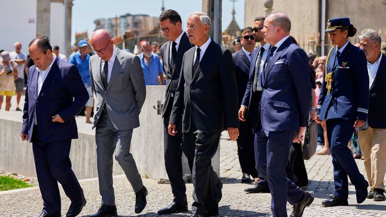 Presiden Portugal Marcelo Rebelo de Sousa, tengah, saat bangun. Foto: AP/Manu Fernandez