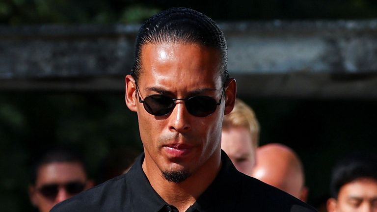 Kapten Liverpool Virgil van Dijk tiba pada hari upacara pemakaman pemain sepak bola Portugal Liverpool Diogo Jota dan b-nya