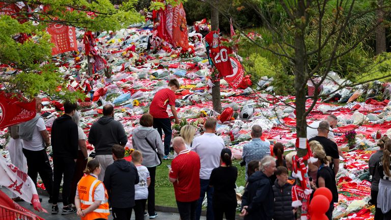 Penggemar memberikan penghormatan mereka di luar Stadion Anfield, pada hari pemakaman pemain sepak bola Liverpool Diogo Jota di Portugal, di Liverpool, 