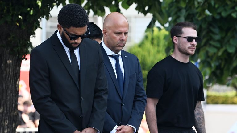 Joe Gomez dan Arne Slot dari Liverpool tiba di pemakaman Diogo Jota dan Andre Silva yang diadakan di Igreja Matriz de Gondomar di kota Gondomar dekat Porto. Penyerang Liverpool dan Portugal itu meninggal bersama dengan adik laki-lakinya Andre Silva dalam kecelakaan di Zamora pada Kamis pagi. Tanggal gambar: Sabtu 5 Juli 2025. Foto PA. Kredit foto harus berbunyi: PA Wire.