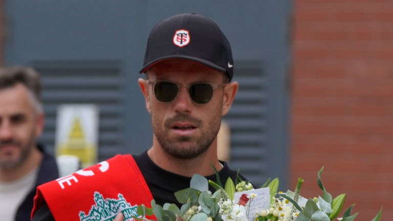 Sebuah vigil berlangsung di Liverpool setelah kematian Diogo Jota dan saudaranya, Andre, dalam kecelakaan mobil di Spanyol. 