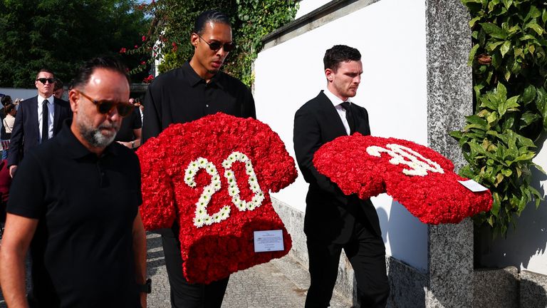 Kapten Liverpool Virgil van Dijk dan pemain Liverpool Andrew Robertson tiba pada hari upacara pemakaman Portug Liverpool