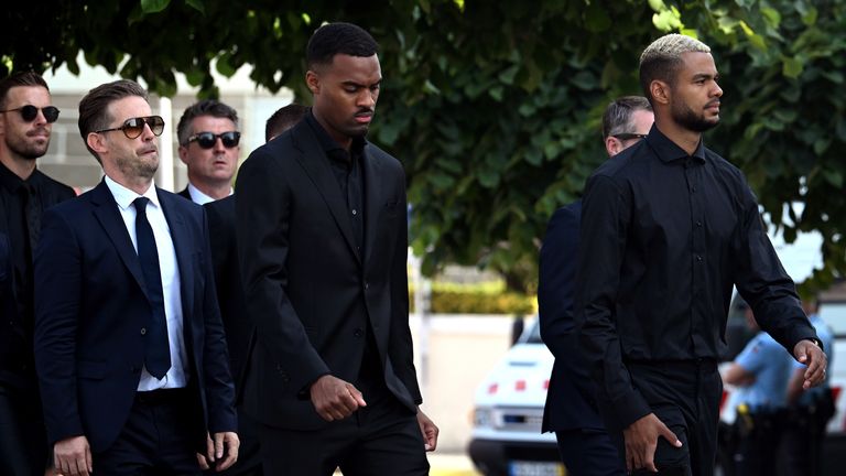 Ryan Gravenberch dan Cody Gakpo dari Liverpool (kanan) tiba di pemakaman Diogo Jota dan Andre Silva