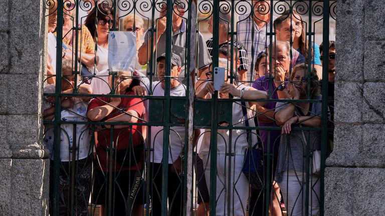 Orang-orang berkerumun di luar gereja selama pemakaman Diogo Jota dan saudaranya Andr.. Silva, di Gondomar, dekat Porto, Portugal, pada hari Sabtu, 5 Juli 2025. (AP Photo/Manu Fernandez)