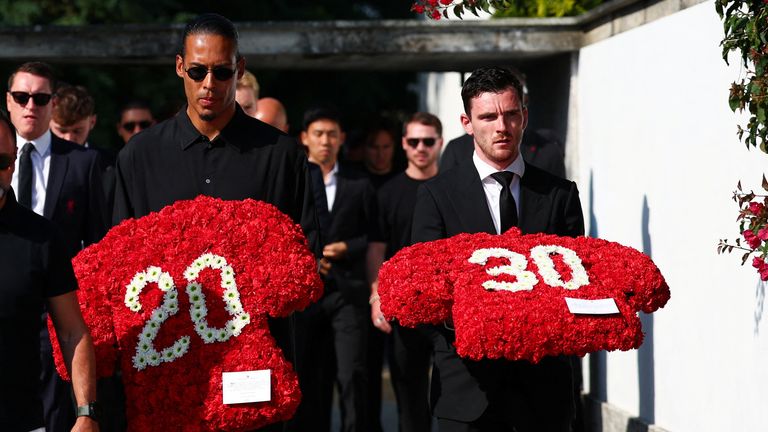 Kapten Liverpool Virgil van Dijk dan pemain Liverpool Andrew Robertson tiba untuk pemakaman Diogo Jota. Foto: Reuters