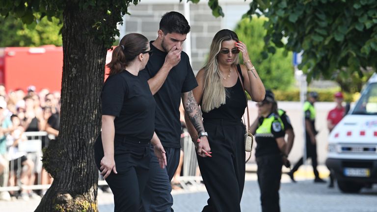 Ruben Neves dari Portugal tiba di pemakaman Diogo Jota dan Andre Silva yang diadakan di Igreja Matriz de Gondomar di kota Gondomar dekat Porto. Penyerang Liverpool dan Portugal itu meninggal bersama dengan adik laki-lakinya Andre Silva dalam kecelakaan di Zamora pada Kamis pagi. Tanggal gambar: Sabtu 5 Juli 2025. Foto PA. Kredit foto harus berbunyi: PA Wire.