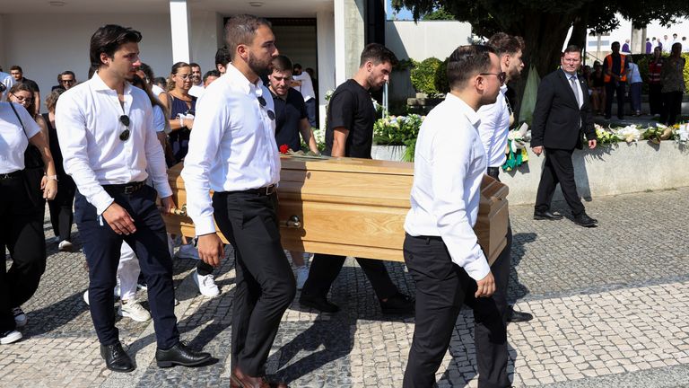 Pembawa jenazah membawa peti mati pemain sepak bola Portugal Liverpool Diogo Jota dan saudaranya Andre Silva, yang meninggal dalam kecelakaan mobil di dekat 
