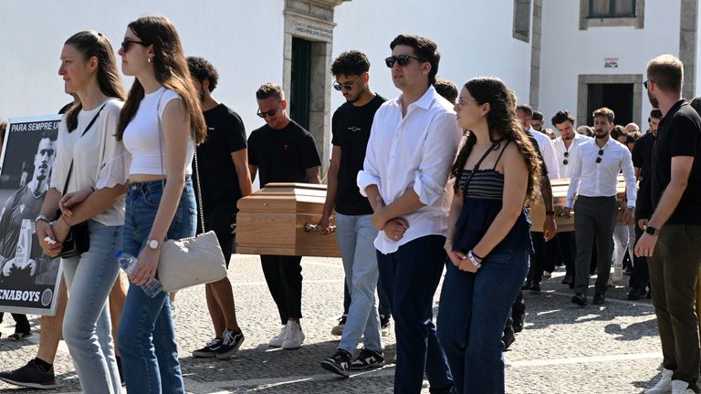 Peti mati Diogo Jota dan Andre Silva dibawa ke Igreja Matriz de Gondomar di kota Gondomar dekat Porto. Penyerang Liverpool dan Portugal itu meninggal bersama dengan adik laki-lakinya Andre Silva dalam kecelakaan di Zamora pada Kamis pagi. Tanggal gambar: Sabtu 5 Juli 2025. Foto PA. Kredit foto harus berbunyi: PA Wire.