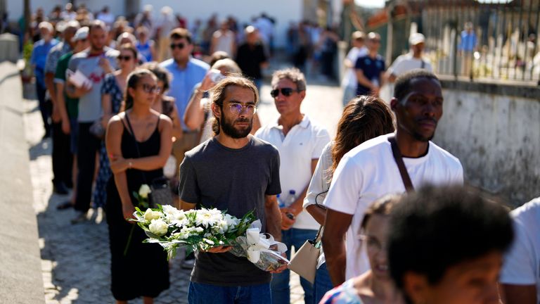 Orang-orang berbaris saat mereka menunggu untuk masuk di sebuah gereja di mana jenazah penyerang Liverpool Diogo Jota dan saudaranya Andr.. Silva telah dibawa untuk bangun dan pemakaman di Gondomar, dekat Porto, Portugal, pada hari Jumat, 4 Juli 2025. (AP Photo/Manu Fernandez)