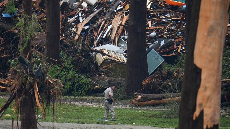 Para pejabat menyisir tepi Sungai Guadalupe di Hunt, Texas. Foto: AP/Julio Cortez