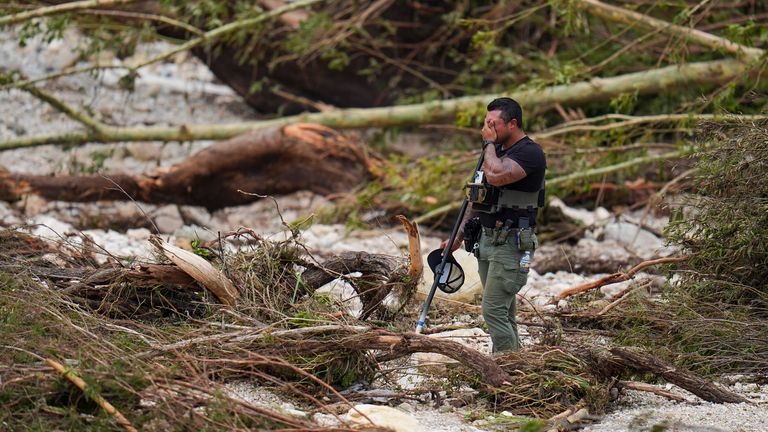 Seorang wakil Sheriff berhenti saat mencari orang hilang di Hunt, Texas.Foto: AP/Julio Cortez