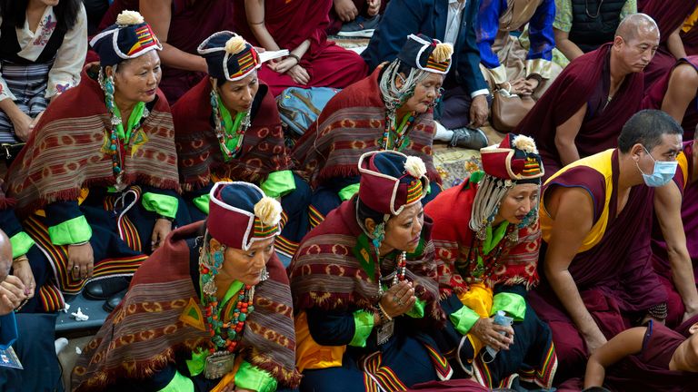 Para penyembah menyaksikan pemimpin spiritual Tibet Dalai Lama di layar tv pada sebuah acara pada hari Sabtu. Foto: AP/Ashwini Bhatia