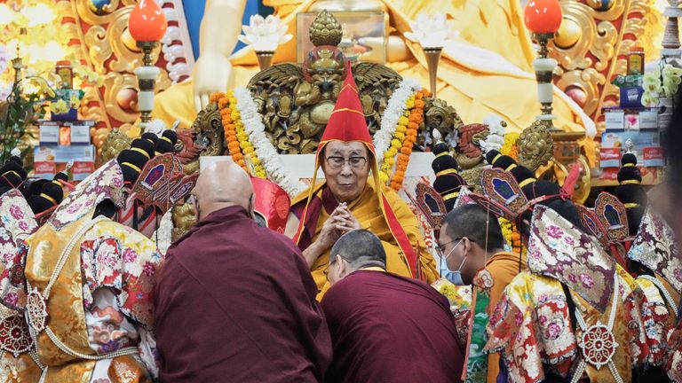 Orang buangan Tibet berdoa untuk umur panjang Dalai Lama, sehari sebelum ulang tahunnya yang ke-90. Foto: AP/Ashwini Bhatia