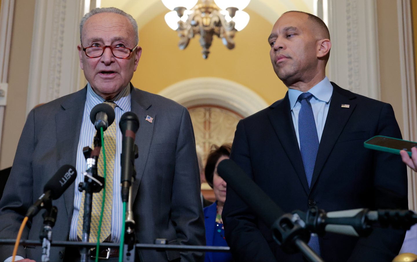 Pemimpin minoritas Senat Chuck Schumer (D-NY) dan pemimpin minoritas DPR Hakeem Jeffries (D-NY).