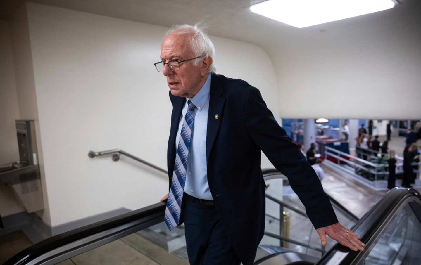 Senator Bernie Sanders (I-VT melakukan pemungutan suara di Capitol AS pada 17 Juli 2025.