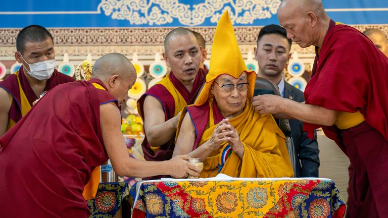 Dalai Lama mengenakan topi upacara pada perayaan ulang tahunnya yang ke-90 pada 30 Juni. Foto: AP